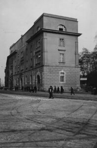 Instytut Geograficzny UJ przy ul. Grodzkiej 64. Fot. z 1938 r. Na frontonie budynku widoczny napis „Instytut Geograficzny” oraz herb Uniwersytetu Jagiellońskiego. Oznaczenia te usunęli Niemcy na przełomie 1939/1940