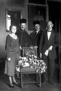 Po promocji doktorskiej, 30 czerwca 1926, Sala Senacka w Collegium Novum UJ. Od lewej Irena Ormicka, Jerzy Smoleński (recenzent), Ludomir Sawicki (promotor), Wiktor Ormicki