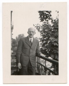 Jerzy Smoleński (1881-1940) na balkonie mieszkania przy Placu na Groblach 8 w Krakowie, około 1938 r. Oryginał własność Małgorzata Piotrowska; Skan AN PAN i PAU, sygn. K III-170.