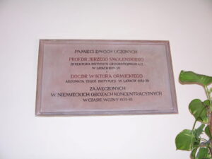 Tablica pamiątkowa poświęcona pamięci Jerzego Smoleńskiego i Wiktora Ormickiego, odsłonięta w dniu 19 listopada 1949 r. Replika tablicy znajduje się w obecnym budynku Instytutu Geografii i Gospodarki Przestrzennej na Kampusie 600-lecia Odnowienia UJ. Fot. Jerzy Sokołowski.