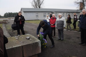 Sachsenhausen. Złożenie wieńca od geografów krakowskich na miejscu dawnych baraków profesorskich. Od lewej: Jacek Ormicki (syn Wiktora), Antoni Jackowski, Jan Bromowicz (wnuk uwięzionego prof. Jana Nowaka, geologa, wielkiego przyjaciela geografów), 22 listopada 2009 r. Fot. Jerzy Sawicz.